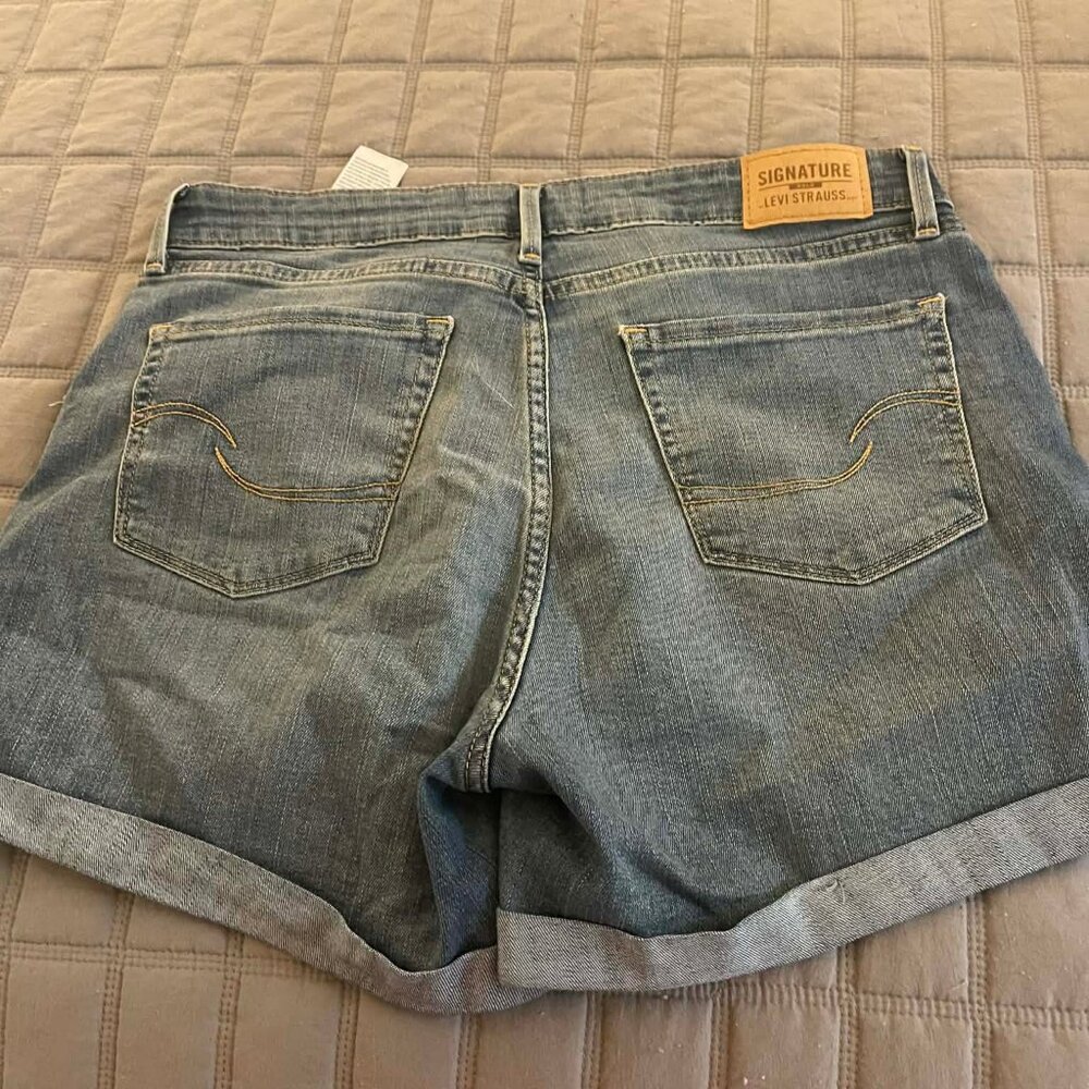LIKE NEW Women's Size 8 (29" waist) Signature by Levi's denim shorts - Picture 3 of 5